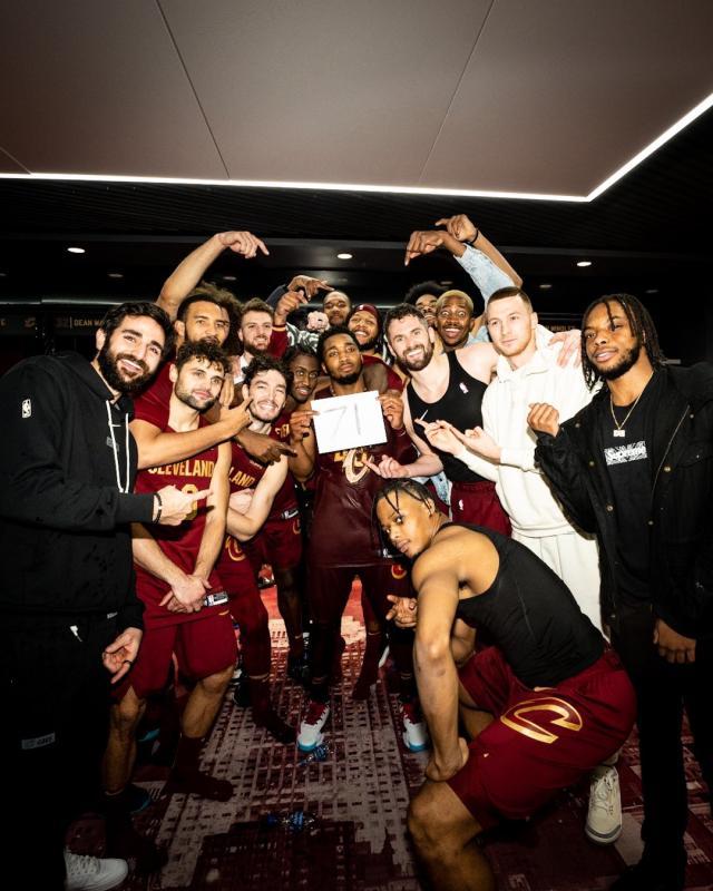 狂轰71分刷新现役最高分 米切尔步入历史众神殿