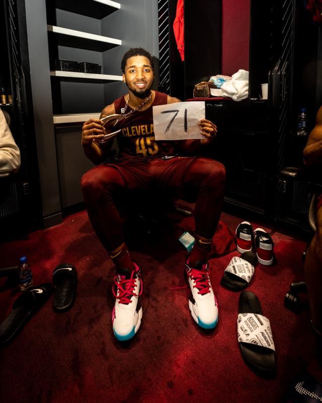 狂轰71分刷新现役最高分 米切尔步入历史众神殿