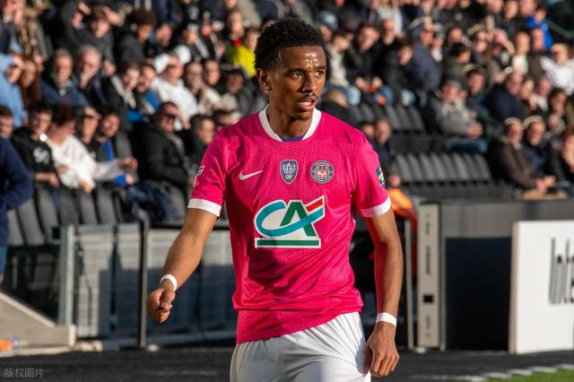 五星体育-青岛海牛新赛季保级稳了？法国中场大牌外援确定加盟，已抵达青岛|埃朱马|青岛市|米兰-里斯蒂奇|萨里奇|中超_新浪体育_新浪新闻